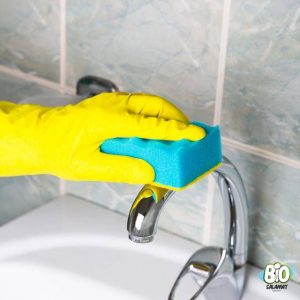 cleaning sink white vinegar 1602176084 300x300